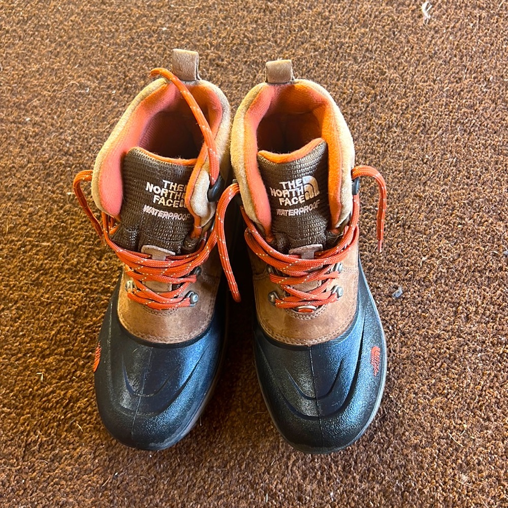 NorthFace boys snow shoes-waterproof, tan.